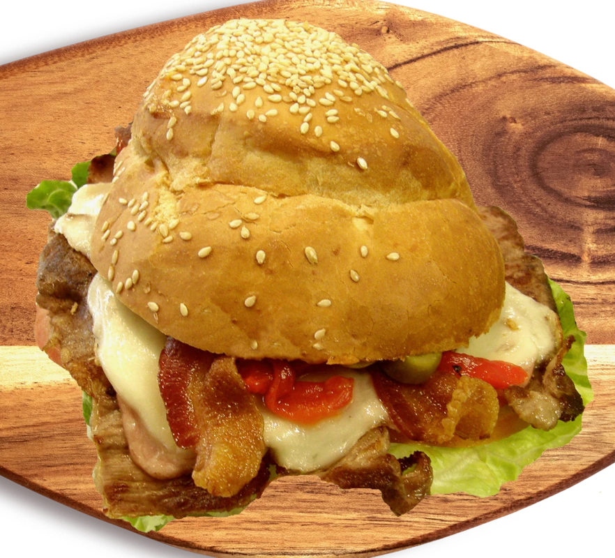 Chivito uruguayo de El Gaucho, con lomo, panceta, queso y pan de sésamo.